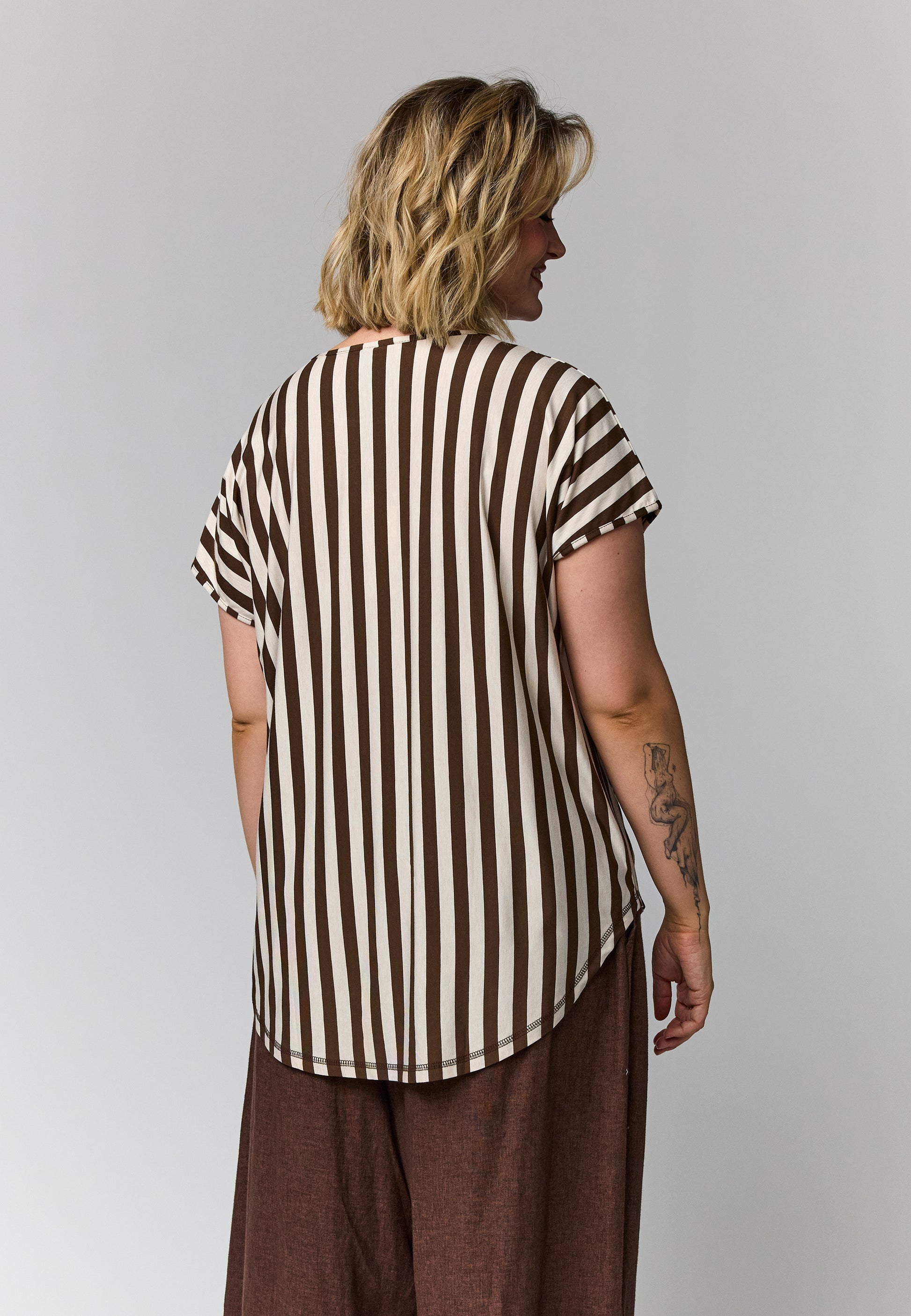 Gozzip Woman GGitte T-shirt striped T-Shirt Brown/Offwhite stripes
